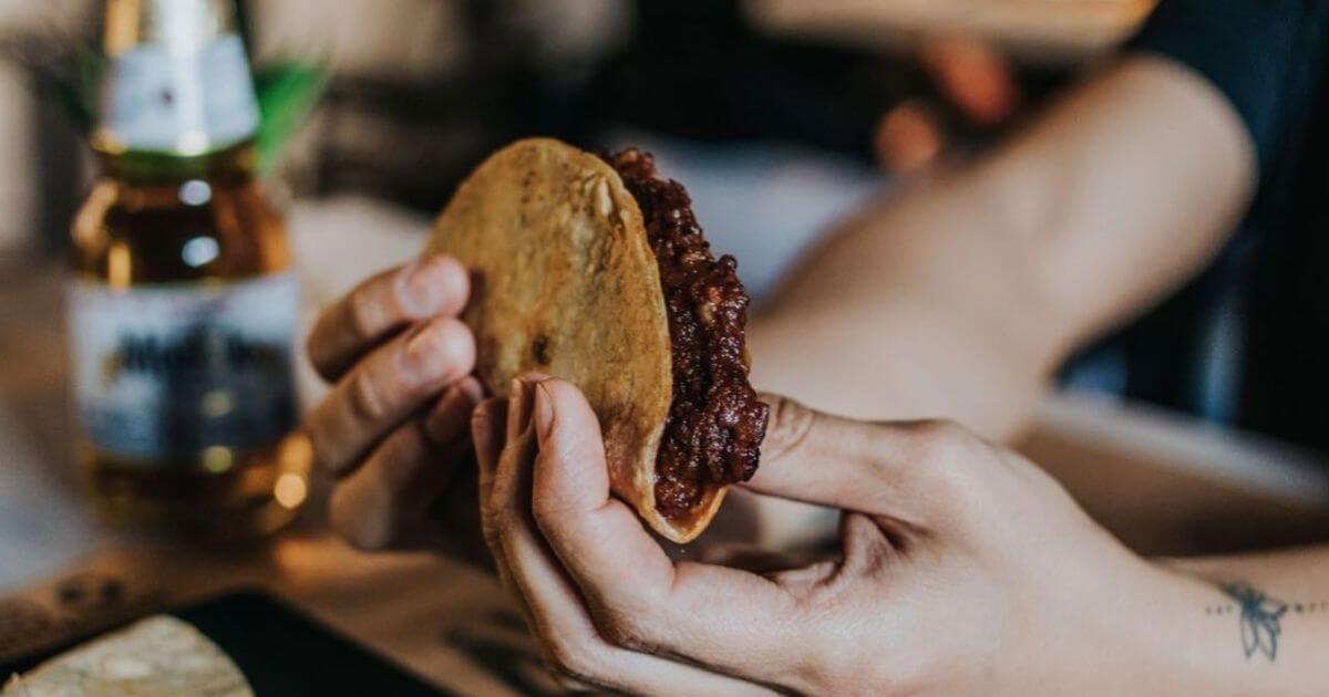 Quesadilla de rabo de toro, guisada durante horas a baja temperatura con chile