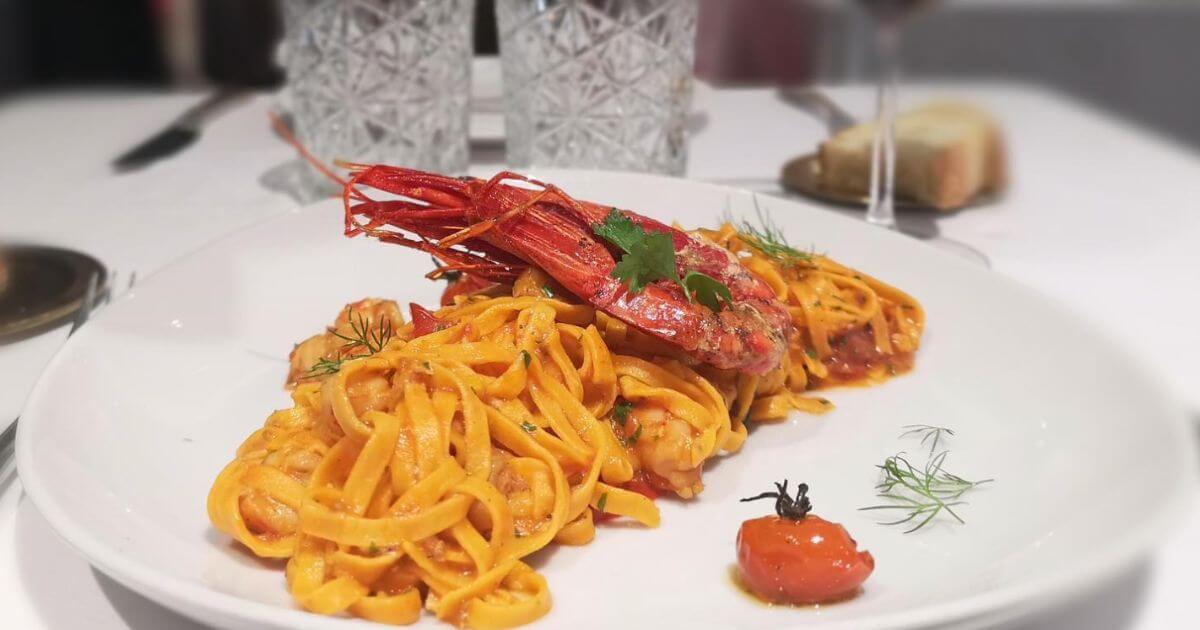 Pasta fresca, Spaghetti neri di sepia con langostinos al ajillo